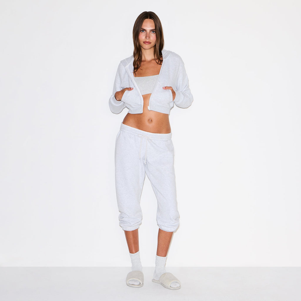 COTTON FLEECE LOW RISE CAPRI JOGGER | LIGHT HEATHER GREY