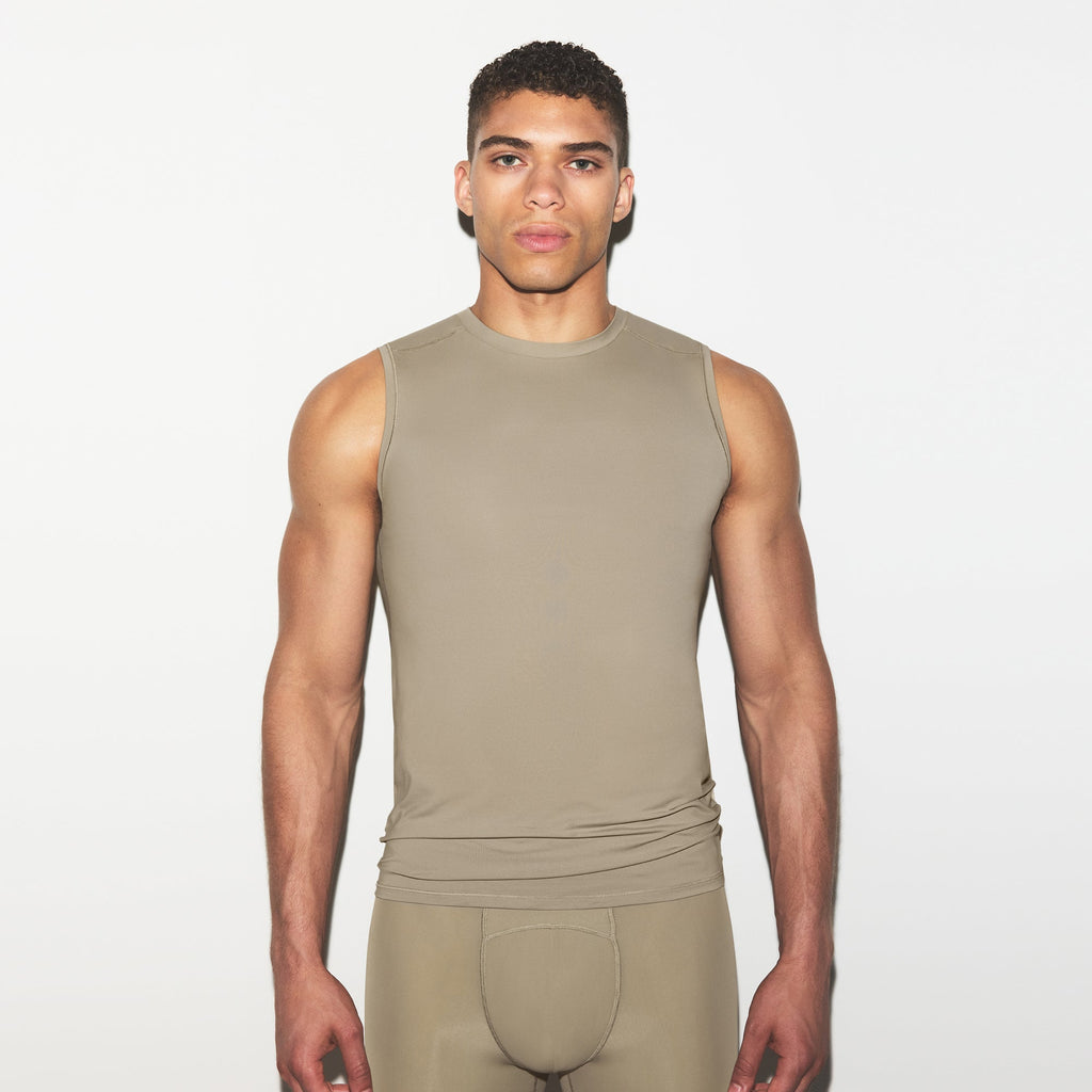 SKIMS FLEX MENS MUSCLE TANK | DUNE